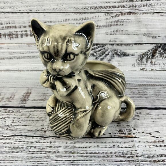 Vintage McCoy Black & Grey Cat With Ball Of Yarn Figurine Vase Planter #3026 - Picture 2 of 13